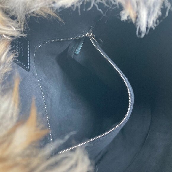 LOUIS VUITTON Black Leather Shoulder Bag - Picture 10 of 16